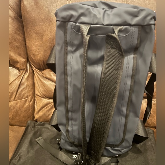 VERSACE PERFUME NEW DUFFLE BAG CONVERTIBLE TO BACKPACK BLACK AND BLUE - Picture 12 of 12